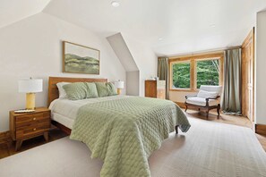 3 bedrooms, desk, WiFi, bed sheets