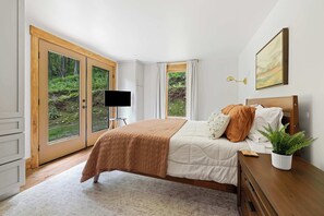 Desk, WiFi, bed sheets