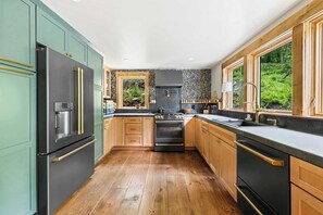 Fridge, microwave, oven, stovetop - Cozy 3-BR Retreat Near Stratton & Manchester (Winhall)