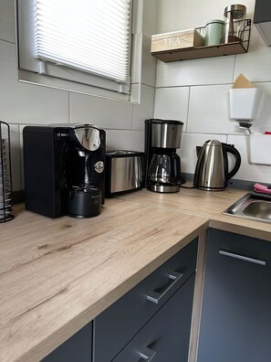 Een koelkast, een oven, een kookplaat, een vaatwasser