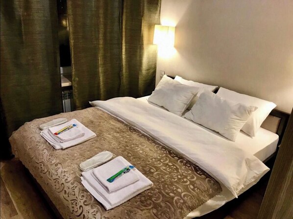 Iron/ironing board, WiFi, bed sheets - SHAH INN Panoramic Apartments City Center F1 Track (Baku)
