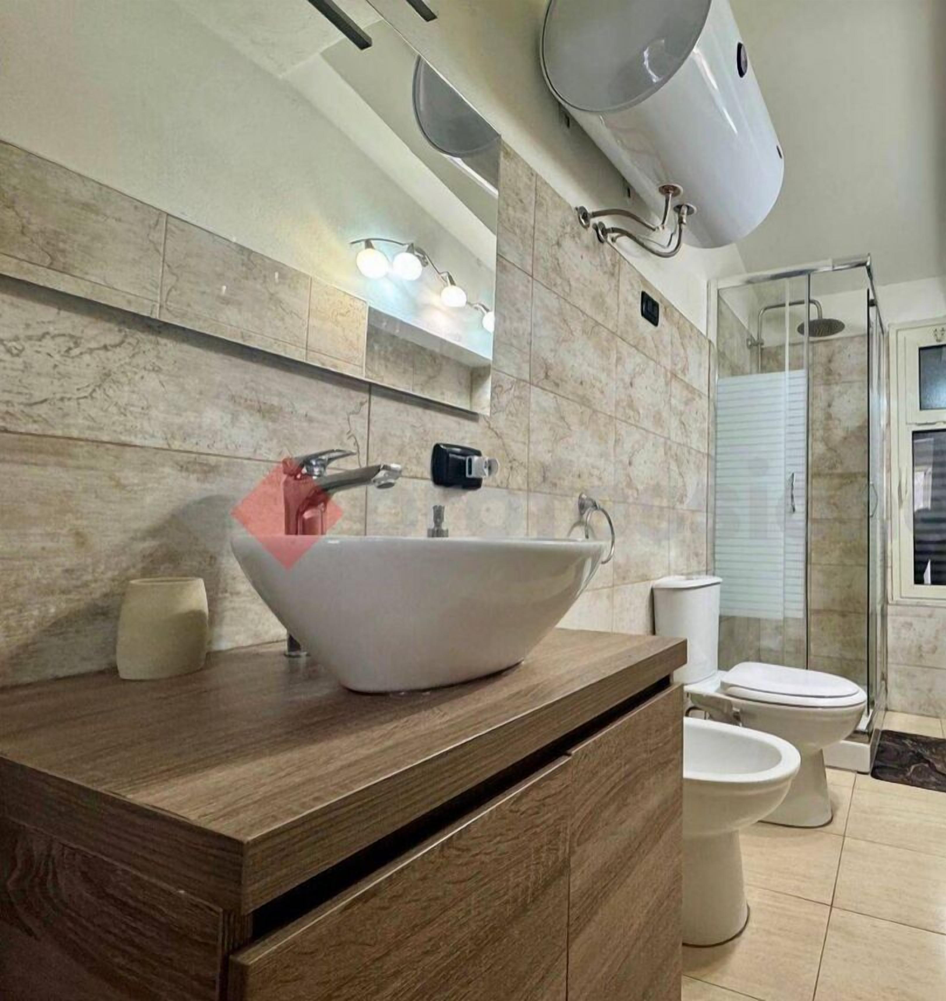 Douche, sèche-cheveux, bidet, serviettes fournies