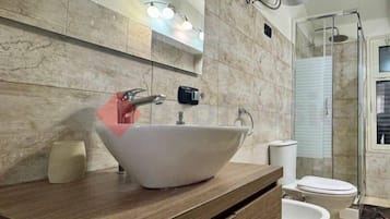 Doccia, asciugacapelli, bidet, asciugamani