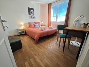 4 عدّة غرف نوم ومكواة/لوح كي وواي فاي مجانًا وملاءات أسرّة