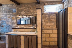 Dusche, Haartrockner, Bidet, Handtücher