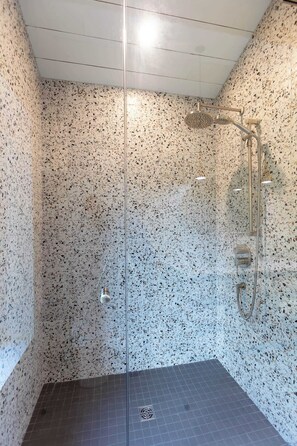 Een douche, een haardroger, handdoeken