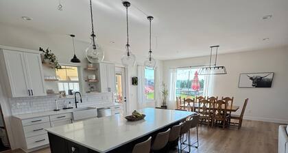 Spacious 6 bedroom home with theater room and gym just minutes from Yakima!