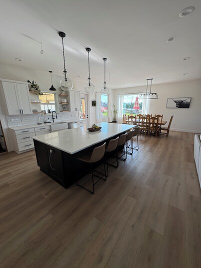 Spacious 6 bedroom home with theater room and gym just minutes from Yakima!