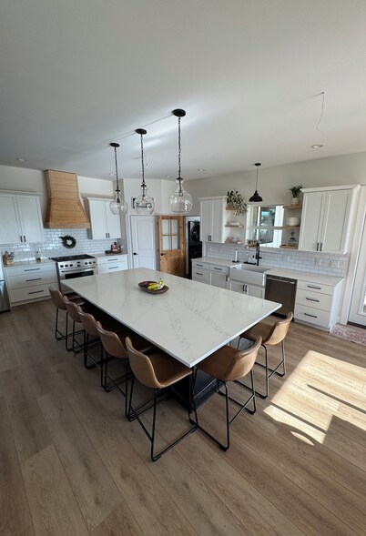 Spacious 6 bedroom home with theater room and gym just minutes from Yakima!