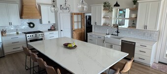 Spacious 6 bedroom home with theater room and gym just minutes from Yakima!