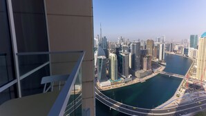 A high-rise building with a view of a cityscape, including a river and a bridge. - Modern 2BR | 60th Floor Views in Business Bay (دبي)
