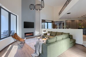 Smart TV, fireplace