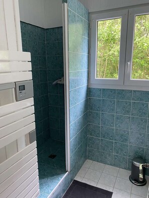 Douche, séchoir à cheveux, serviettes fournies, papier de toilette