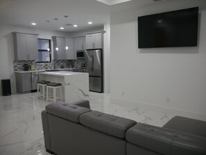 Interior - Charming 3-bedroom house with WiFi and AC in welcoming Cape Coral, snowball home (Cape Coral)