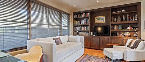 Smart TV, fireplace, stereo