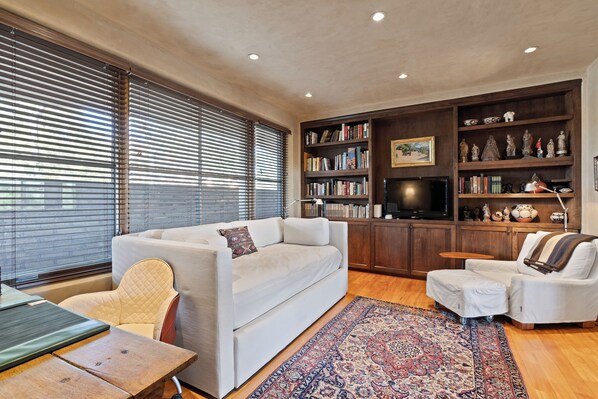 Smart-tv, een open haard en een stereo