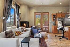 Smart-tv, een open haard en een stereo