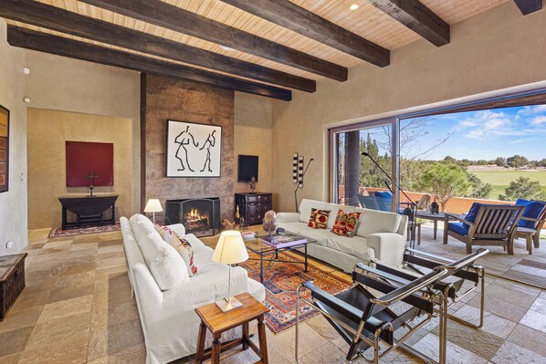 Smart TV, chimenea y estéreo 