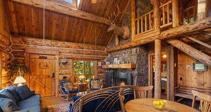 Riverside log cabin, pool, pickle ball court, ultimate mountain experience