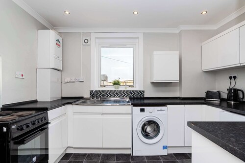 Spacious 3 BED House with Parking-by Holiday Homes