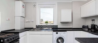 Spacious 3 BED House with Parking-by Holiday Homes