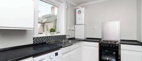 Réfrigérateur, four à micro-ondes, un four, surface de cuisson