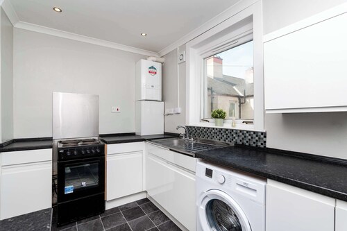 Spacious 3 BED House with Parking