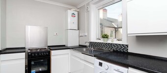 Spacious 3 BED House with Parking