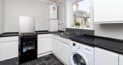 Spacious 3 BED House with Parking