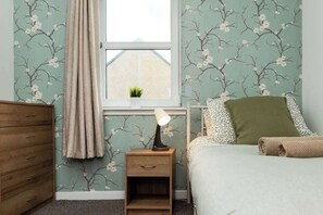 3 bedrooms, iron/ironing board, WiFi, bed sheets