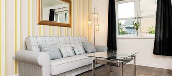 3 Bedroom House - Free Parking- by Holiday homes