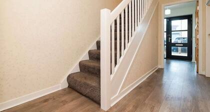 3 Bedroom House - Free Parking