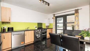 Frigorífico, microondas, horno y placa de cocina