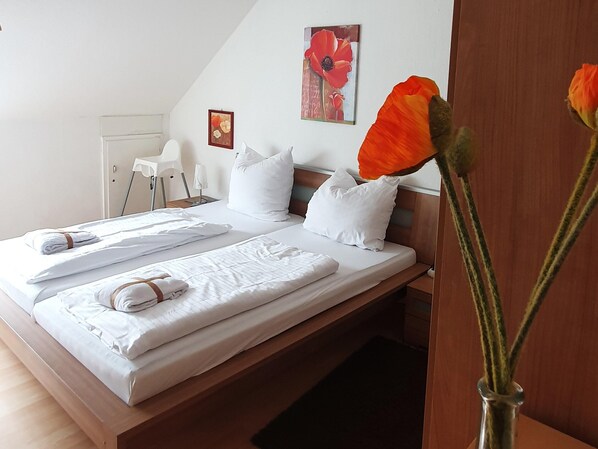 1 bedroom, bed sheets - Winterberg Apartment Near Slopes (Winterberg)