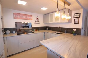 Een microgolfoven, een oven, een vaatwasser