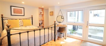 Adelaide Cove, Georgian elegance with modern comfort