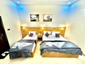 Habitación superior con 1 cama matrimonial o 2 individuales | Escritorio y wifi gratis 