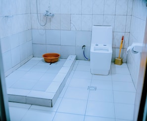 Regadera, bidet, toallas, papel de baño 