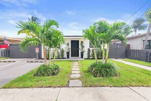 Exterior - Waterfront Duplex Tropical Oasis (Dania Beach)