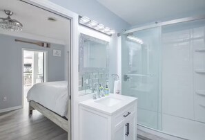 Secadora de cabello, toallas, jabón, papel de baño 