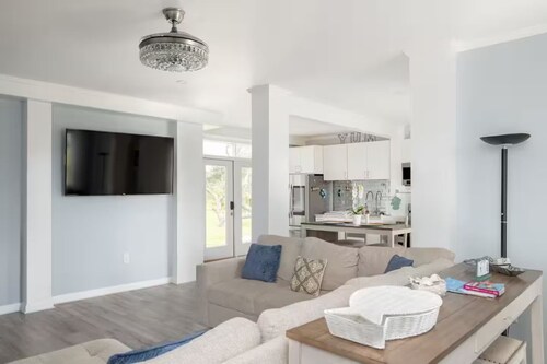 Beautiful private guest house with water views