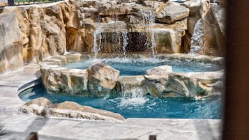 Piscina all'aperto, una piscina riscaldata