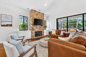 Smart TV, fireplace, stereo