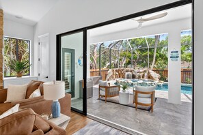 Smart TV, fireplace, stereo