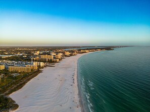 Beach nearby, sun-loungers, beach towels - Sweet "Rae" of Sunshine-Coastal Oasis, Prime location & GOLF CART INCLUDED! (Siesta Key)