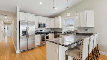 Een koelkast, een oven, een vaatwasser, een koffiezetapparaat/waterkoker