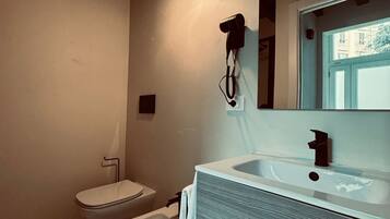 Doccia, asciugacapelli, bidet, asciugamani
