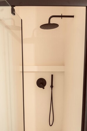 Douche, sèche-cheveux, bidet, serviettes fournies