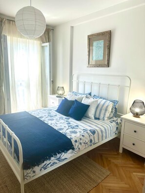 Tabla de planchar con plancha, wifi y ropa de cama