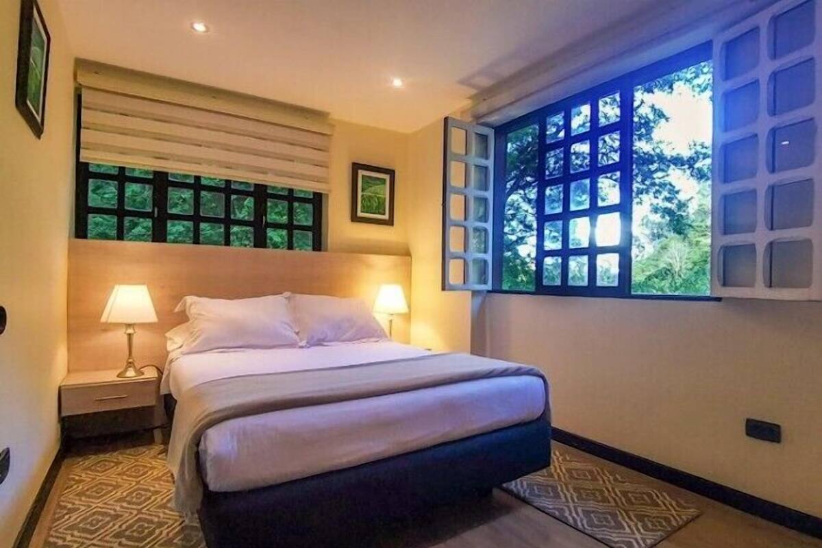 Ropa de cama de alta calidad, minibar, wifi gratis y ropa de cama 